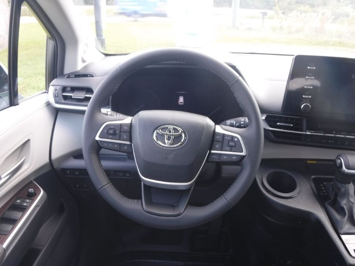 2023 Toyota Sienna XLE - Photo 10