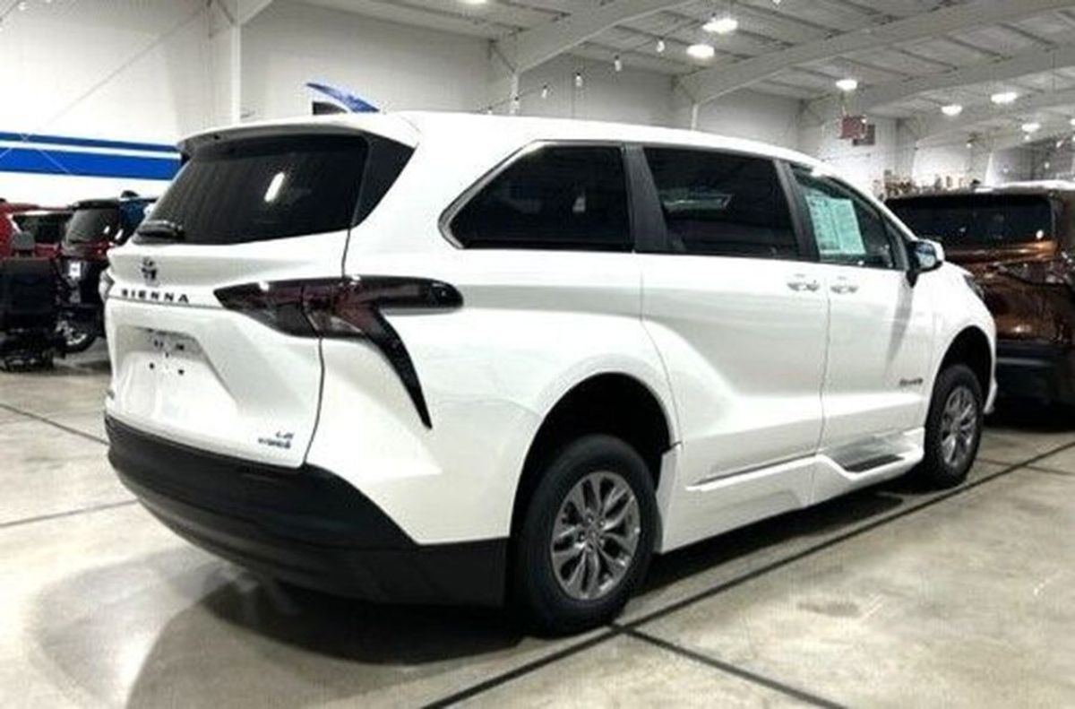 2023 Toyota Sienna LE - Photo 15