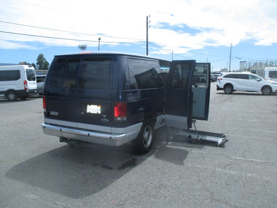 2008 Ford E-Series Econoline Wagon XLT - Photo 3