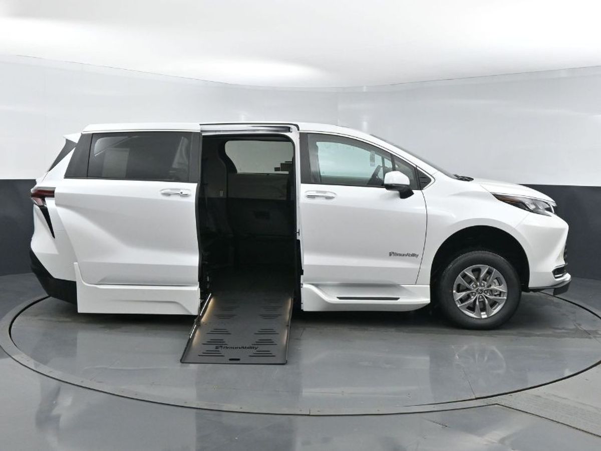 2024 Toyota Sienna XLE - Photo 1
