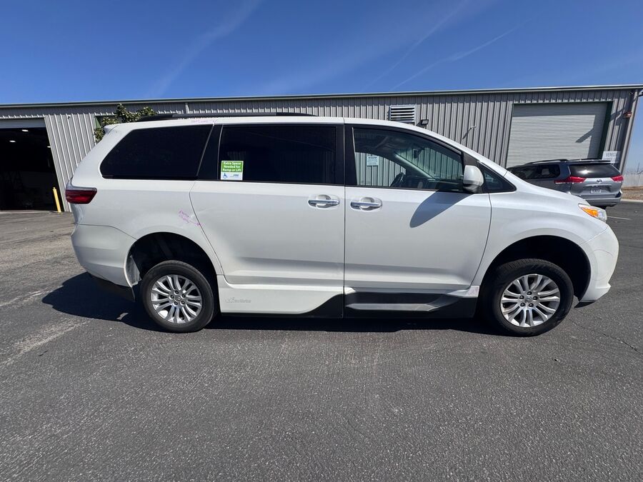 2016 Toyota Sienna XLE - Photo 10