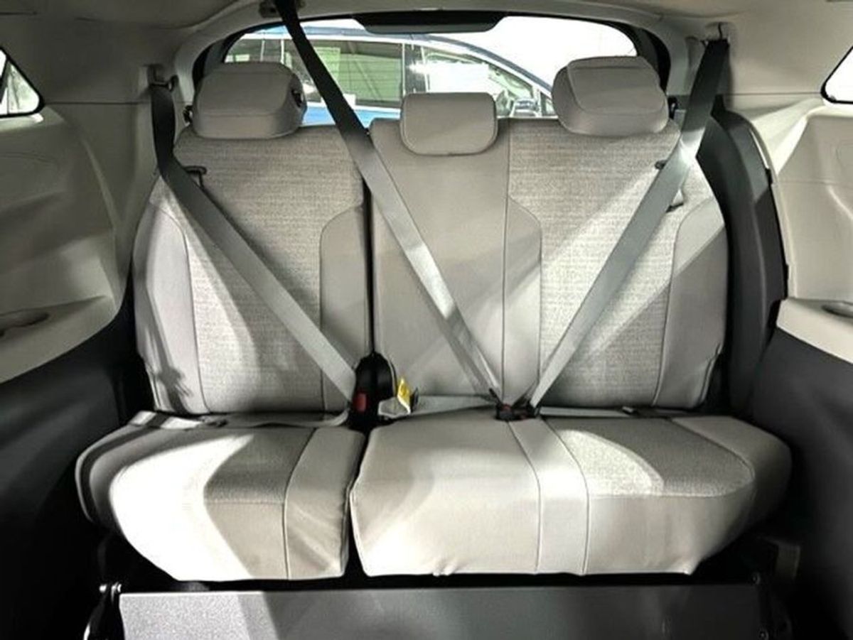 2023 Toyota Sienna LE - Photo 10