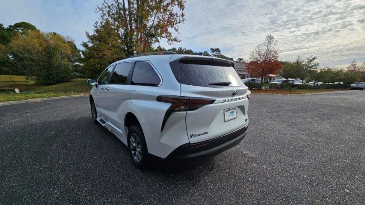 2023 Toyota Sienna XLE - Photo 8