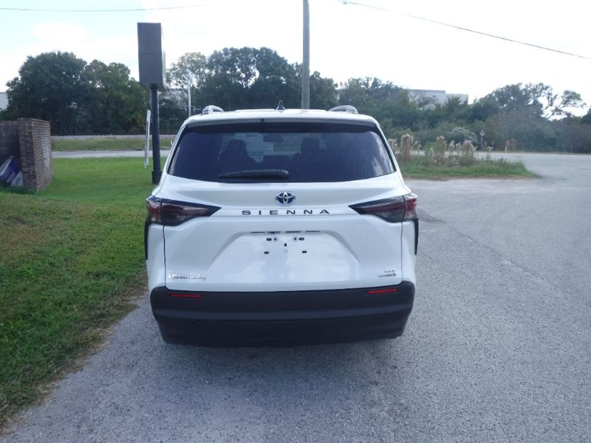 2023 Toyota Sienna XLE - Photo 7