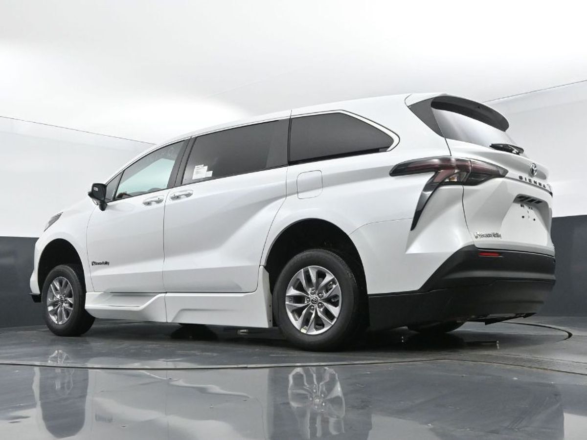 2024 Toyota Sienna XLE - Photo 12