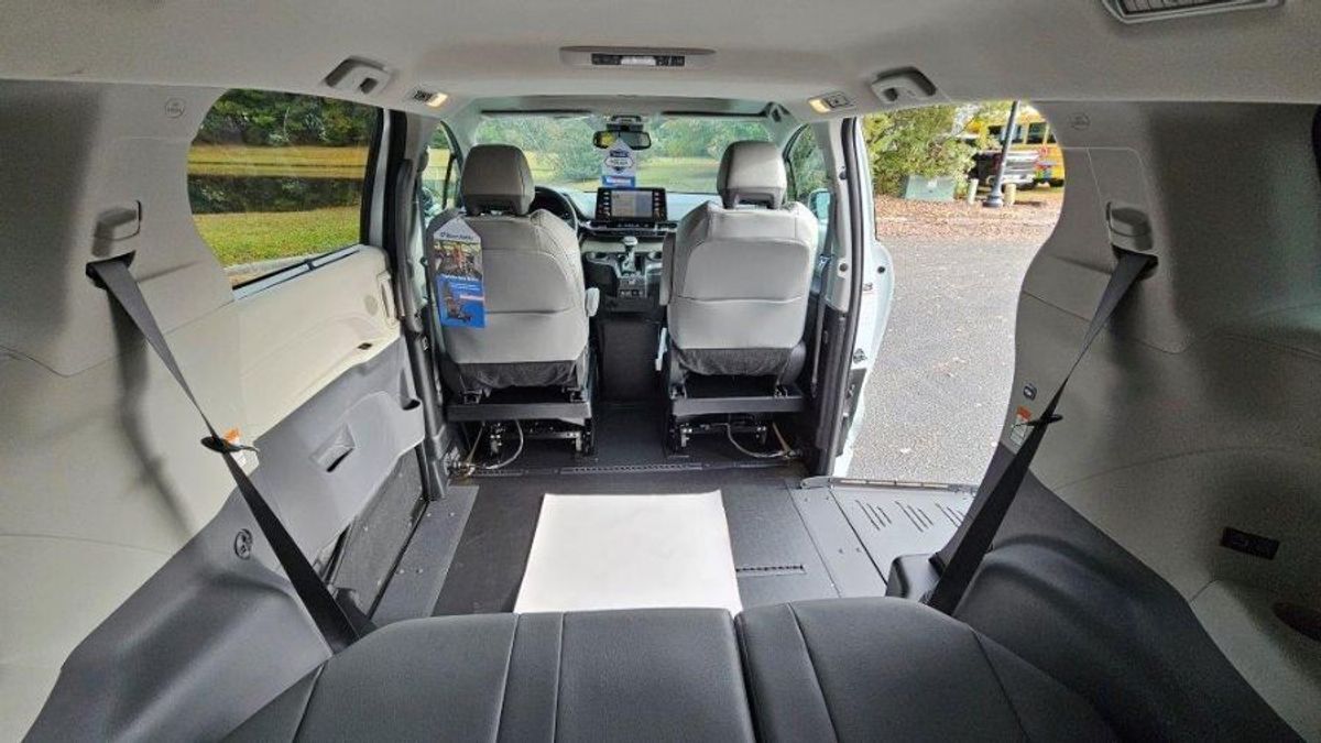 2023 Toyota Sienna XLE - Photo 14