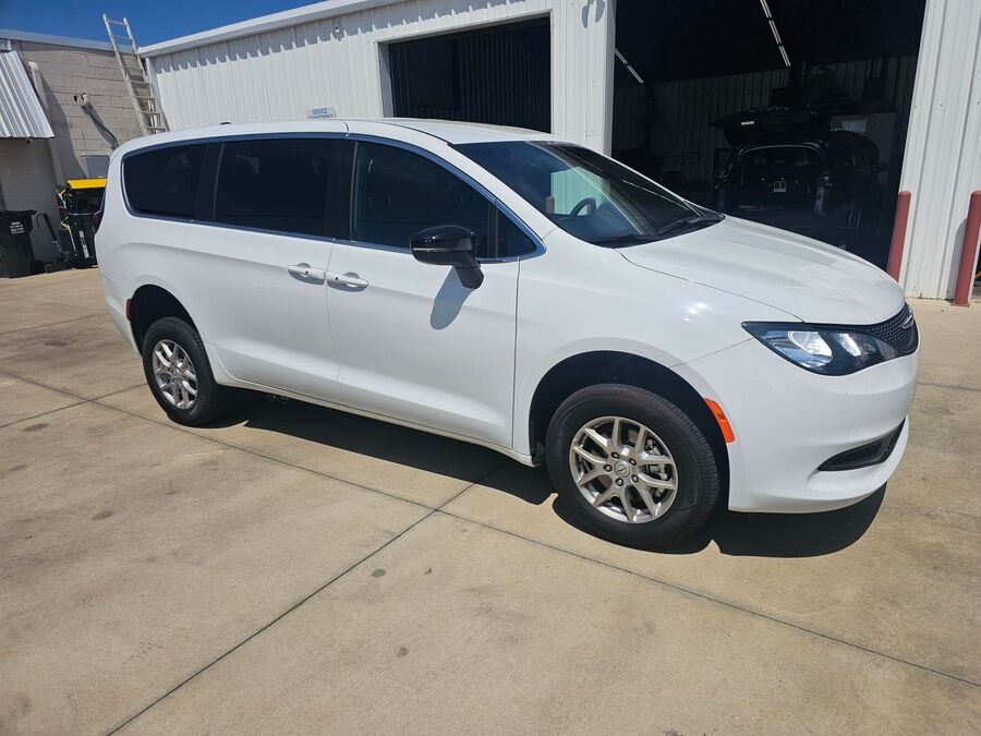 2026 Chrysler Voyager LX - Photo 10