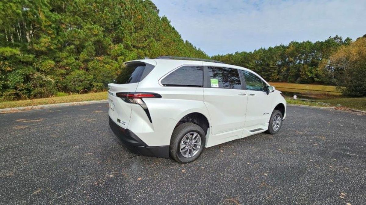 2023 Toyota Sienna XLE - Photo 6
