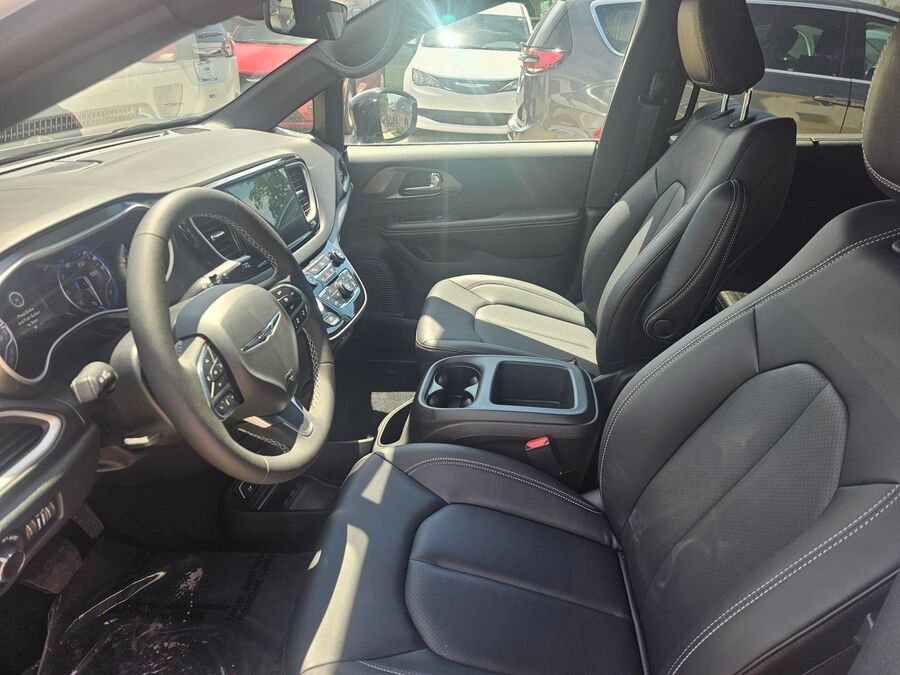 2026 Chrysler Voyager LX - Photo 3
