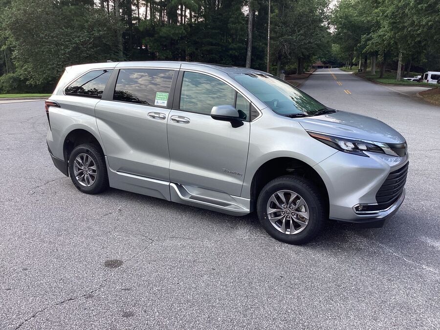 2024 Toyota Sienna XLE - Photo 8