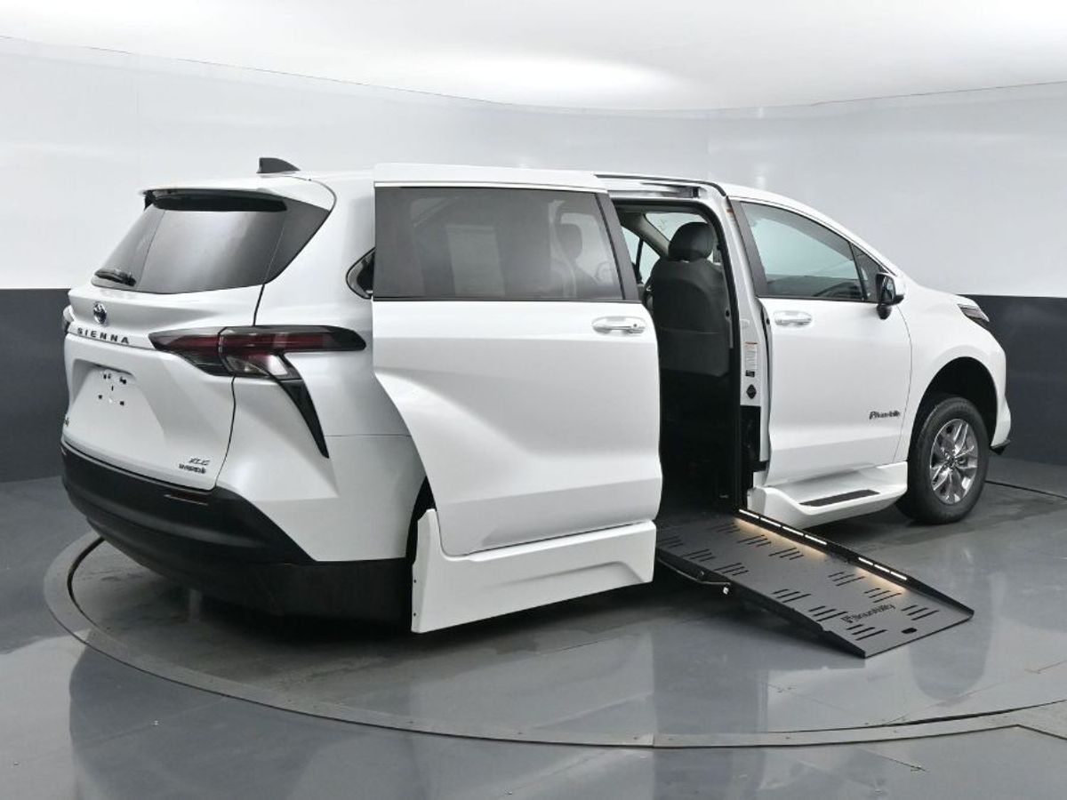 2024 Toyota Sienna XLE - Photo 24