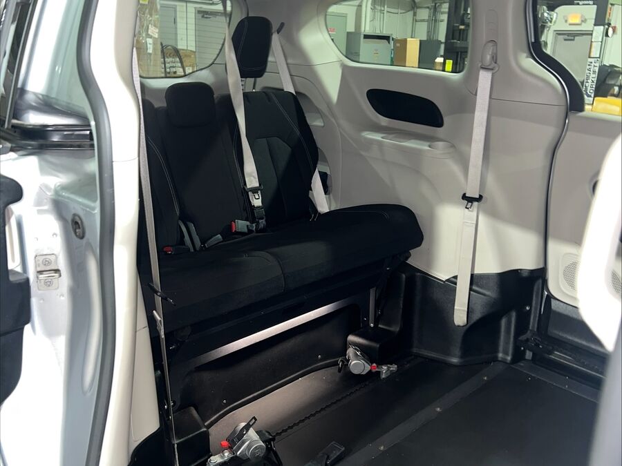 2023 Chrysler Voyager LX - Photo 7