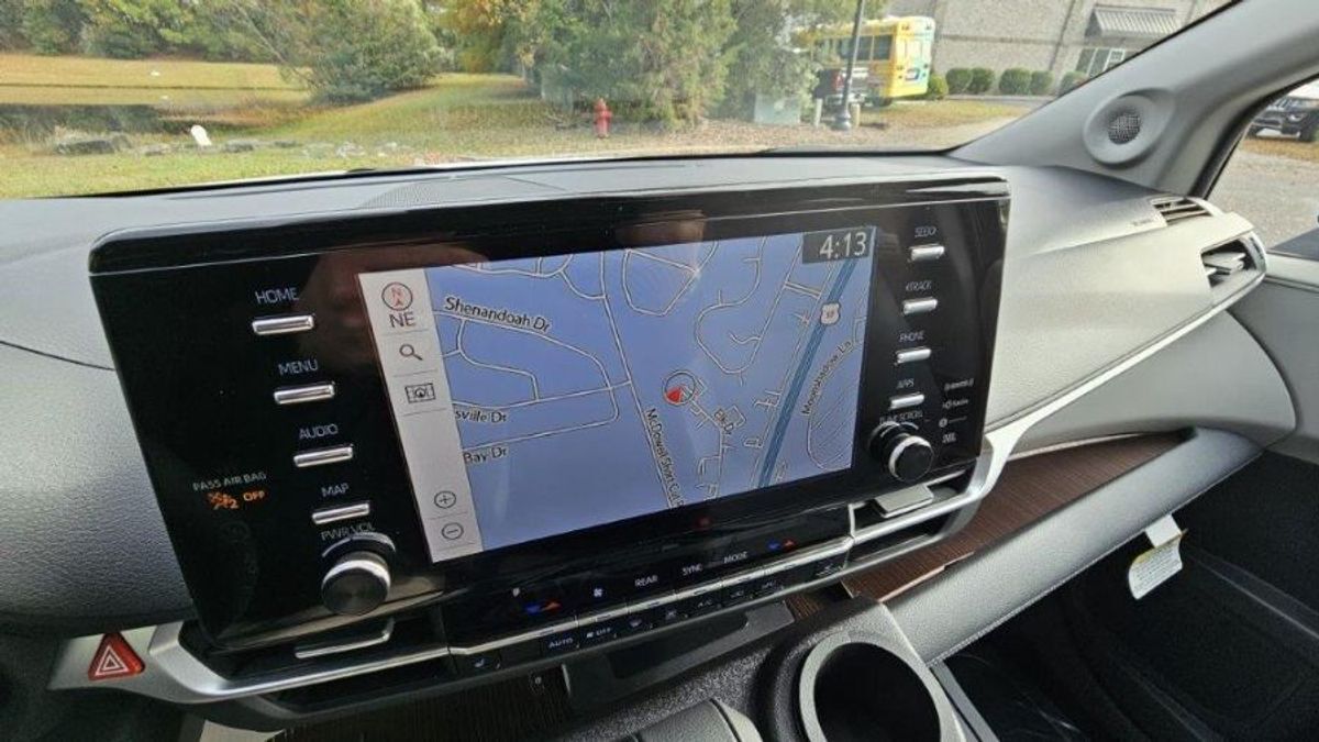 2023 Toyota Sienna XLE - Photo 19