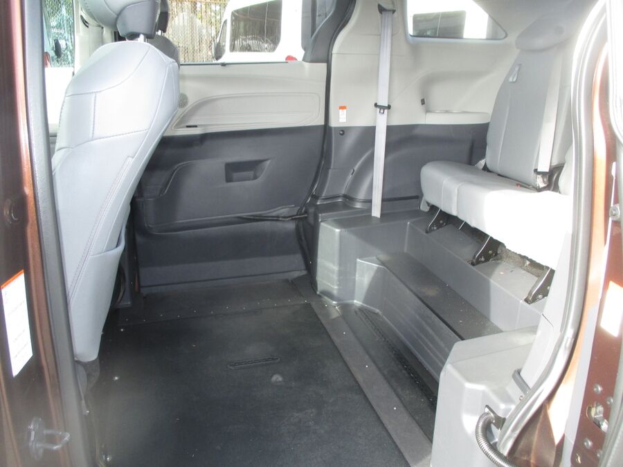 2021 Toyota Sienna XLE - Photo 12