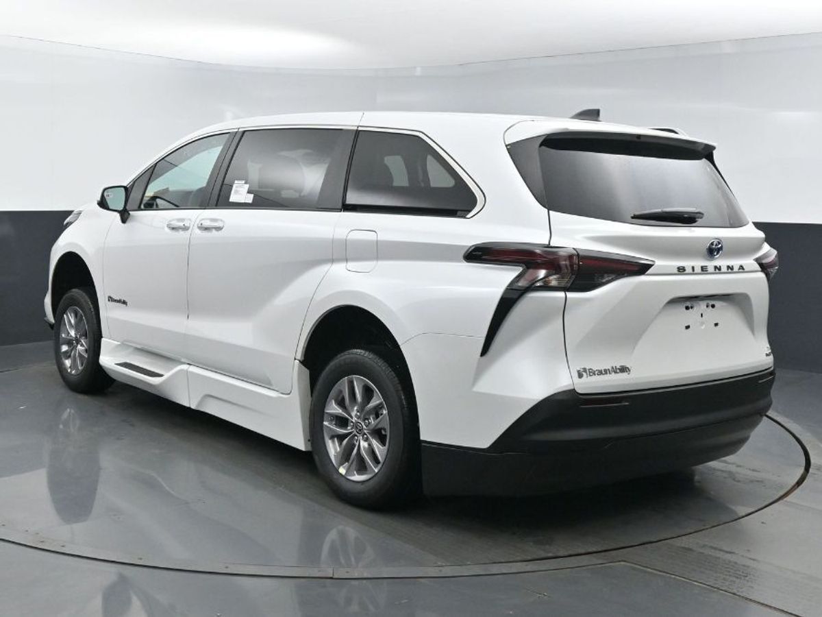 2024 Toyota Sienna XLE - Photo 22