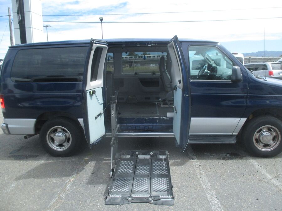 2008 Ford E-Series Econoline Wagon XLT - Photo 2