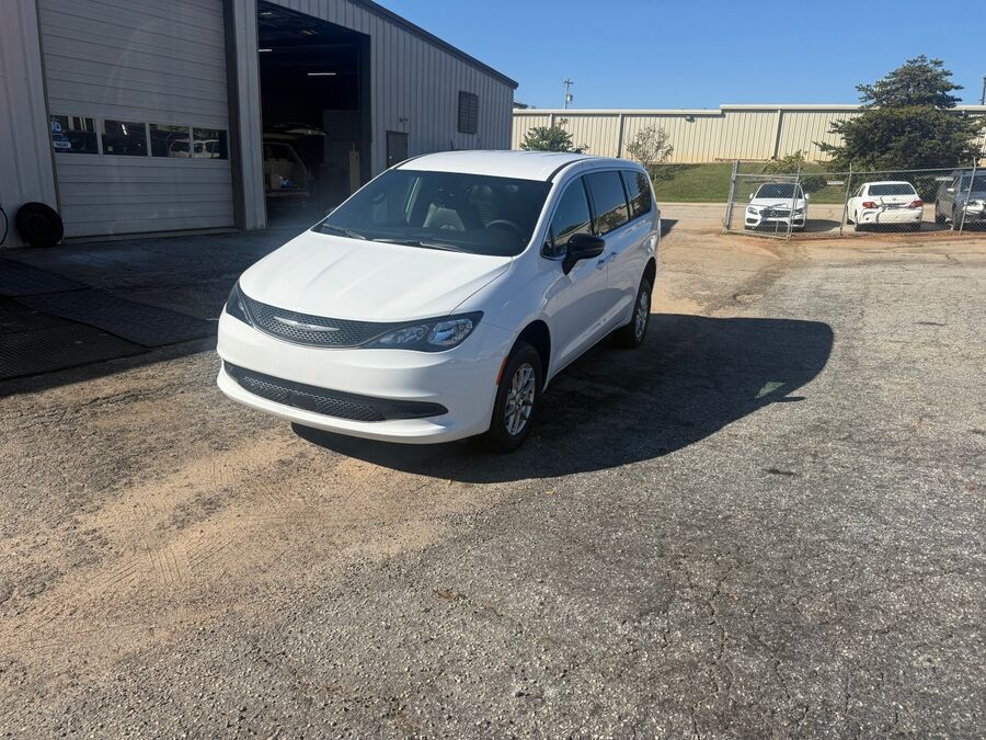 2027 Chrysler Voyager LX - Photo 6