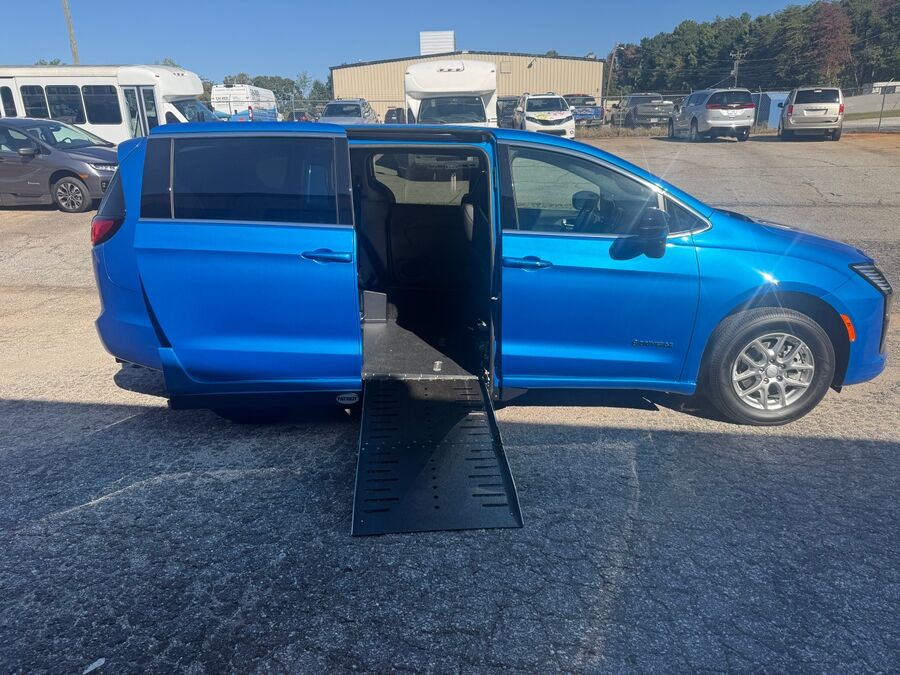 2027 Chrysler Pacifica Select - Photo 1
