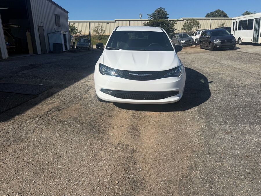 2027 Chrysler Voyager LX - Photo 7
