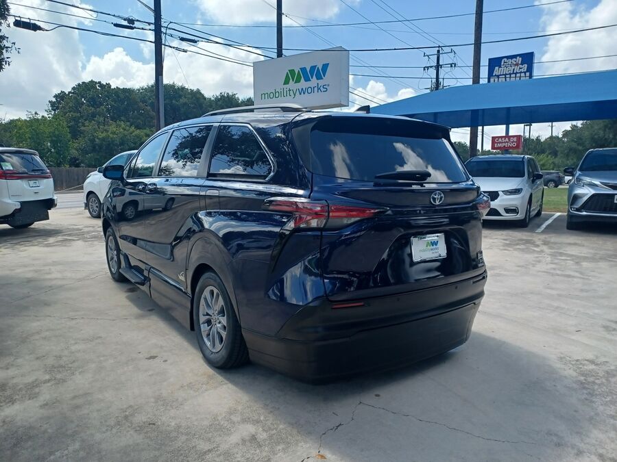 2022 Toyota Sienna XLE - Photo 8