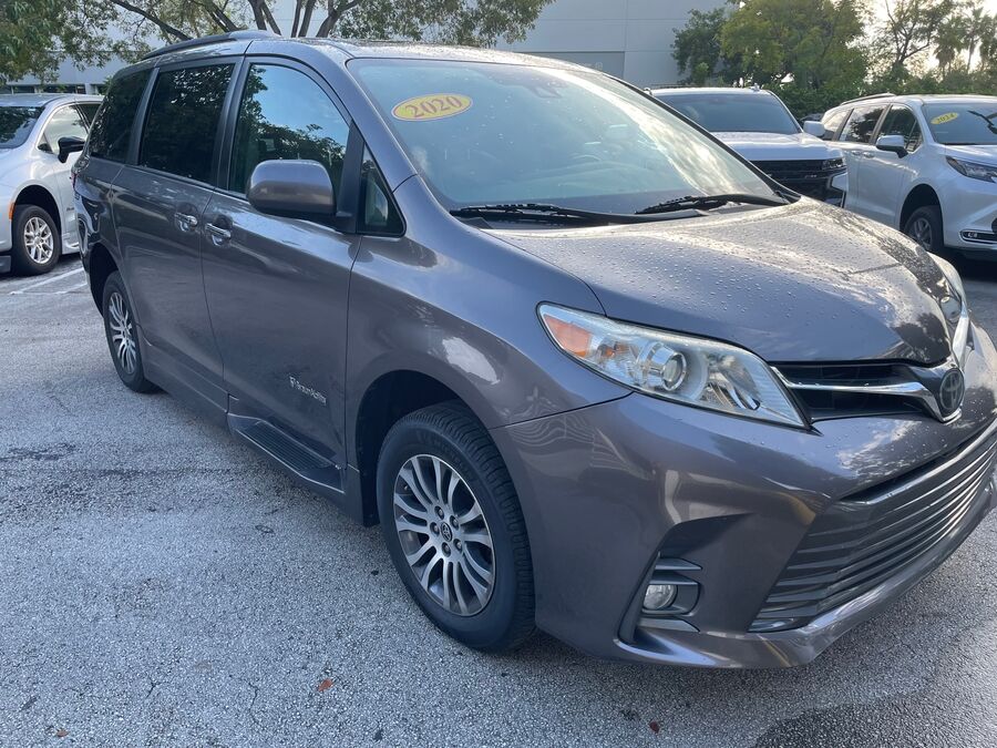 2020 Toyota Sienna XLE - Photo 12