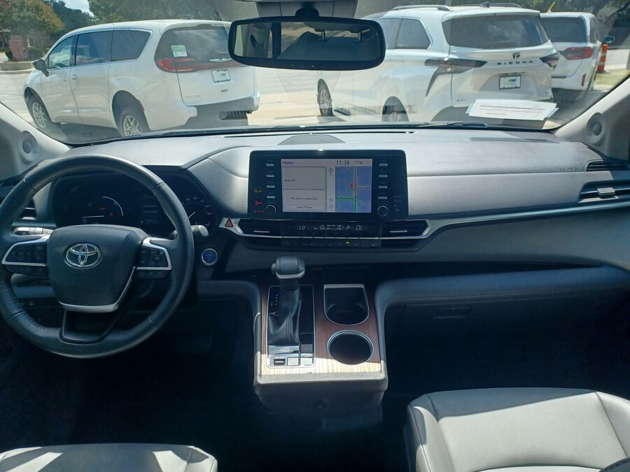 2022 Toyota Sienna XLE - Photo 11
