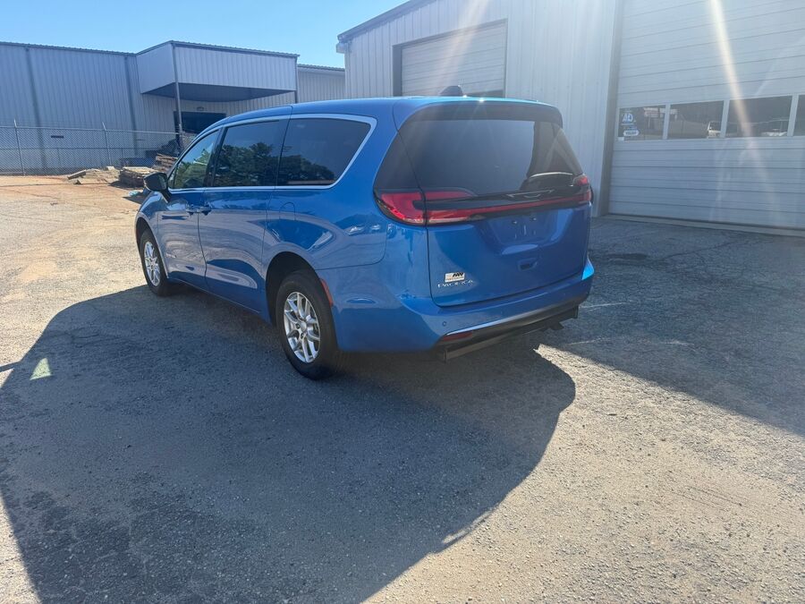 2027 Chrysler Pacifica Select - Photo 8