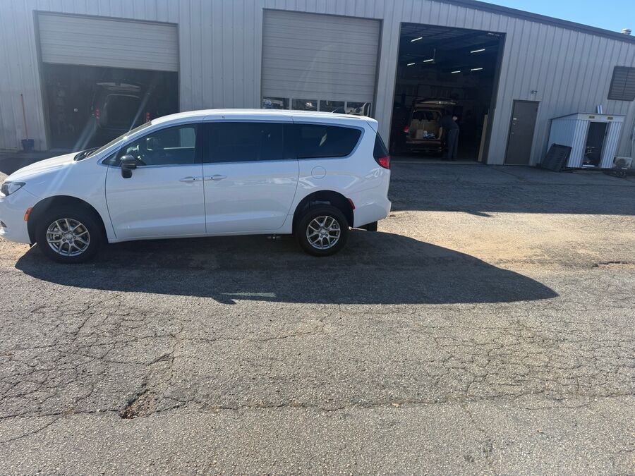 2027 Chrysler Voyager LX - Photo 9