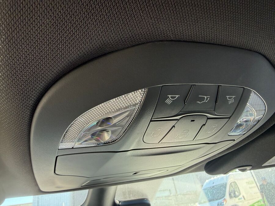 2027 Chrysler Voyager LX - Photo 10