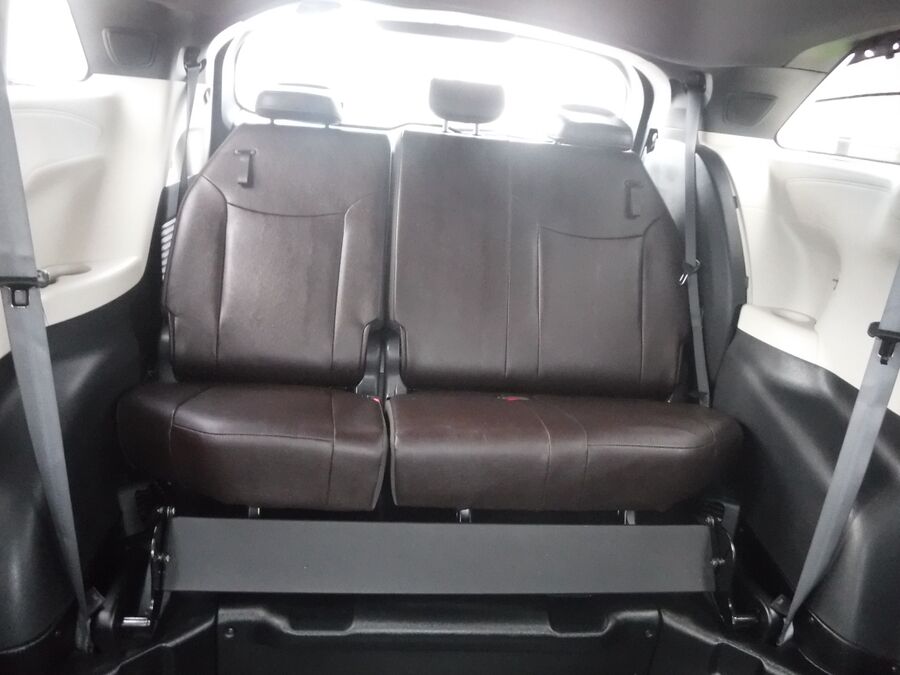 2024 Toyota Sienna Platinum - Photo 18