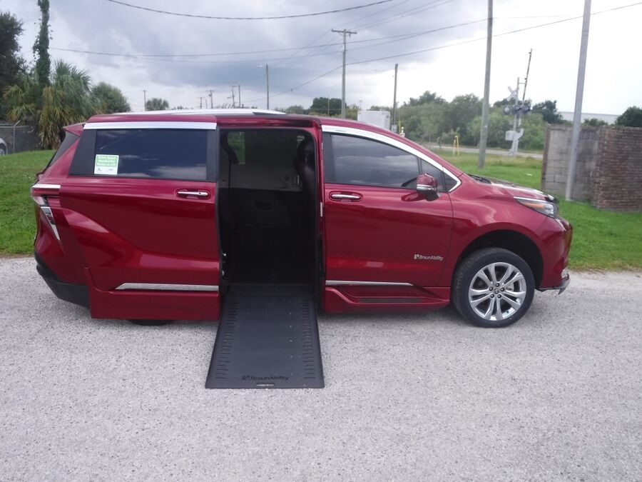 2024 Toyota Sienna Platinum - Photo 9