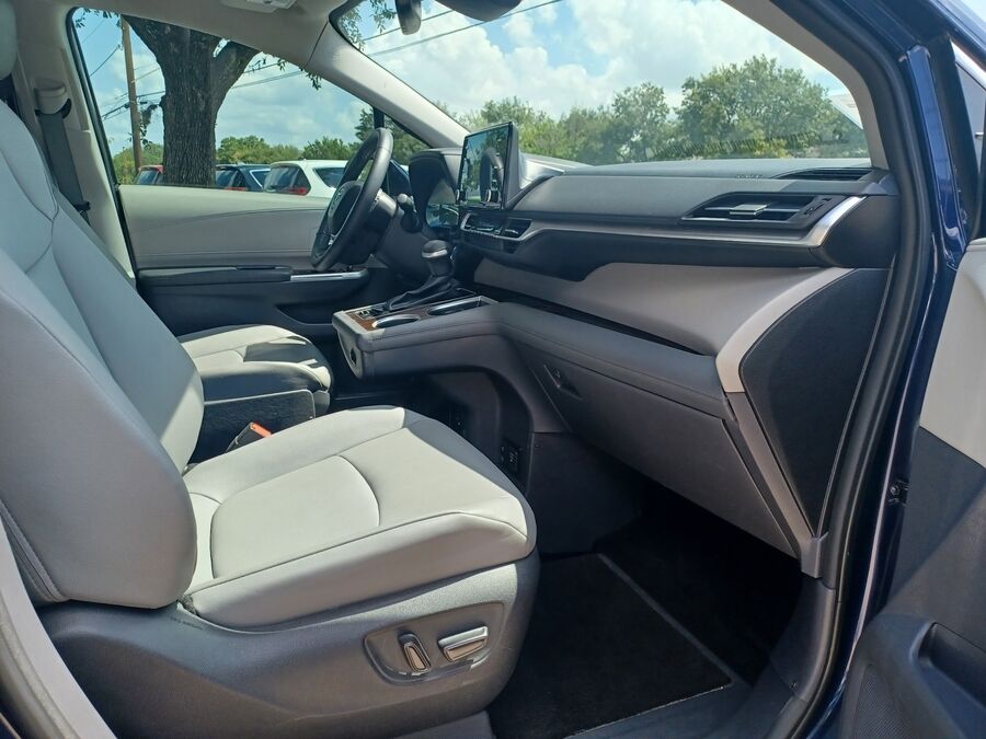 2022 Toyota Sienna XLE - Photo 17