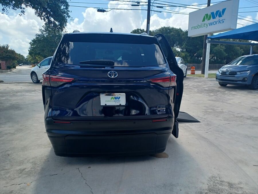 2022 Toyota Sienna XLE - Photo 9
