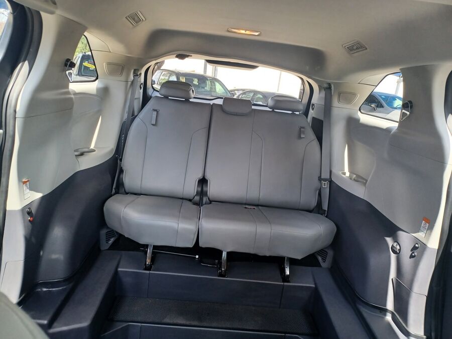 2022 Toyota Sienna XLE - Photo 19