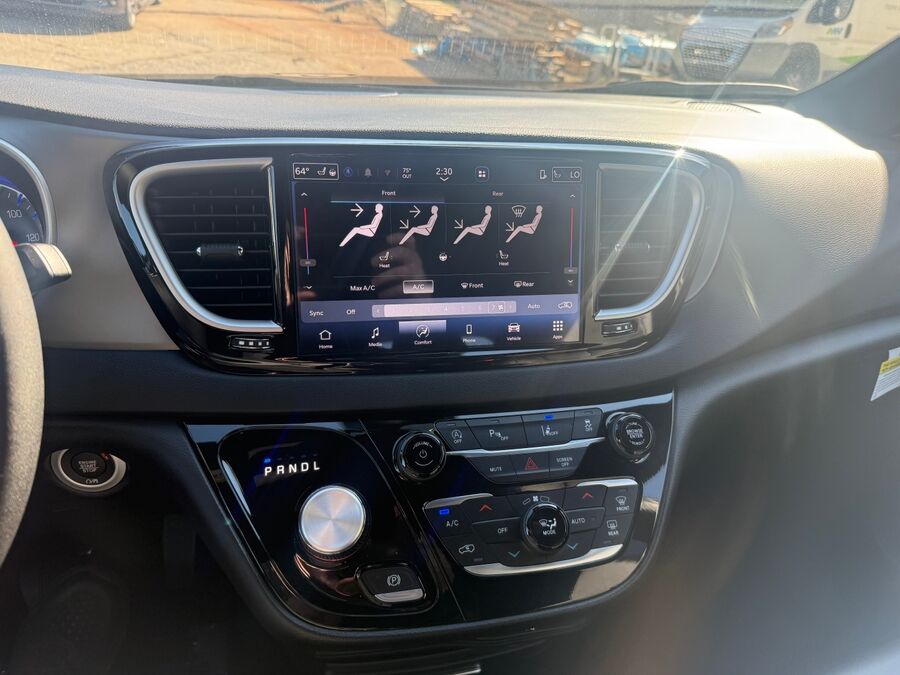 2027 Chrysler Voyager LX - Photo 12