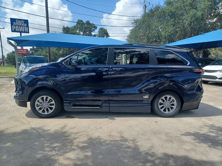 2022 Toyota Sienna XLE - Photo 7