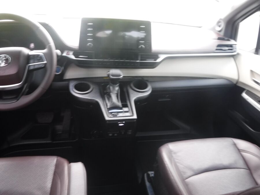 2024 Toyota Sienna Platinum - Photo 10