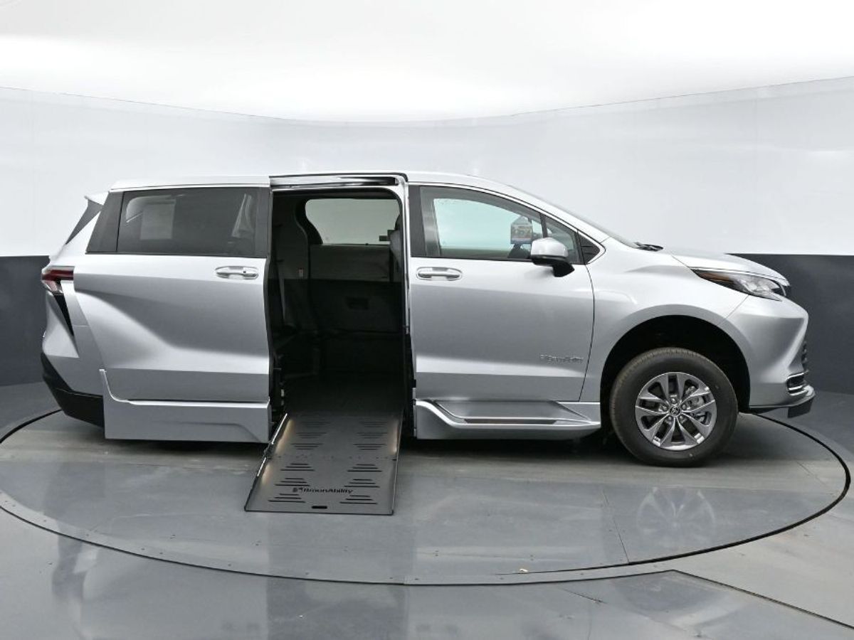 2023 Toyota Sienna XLE