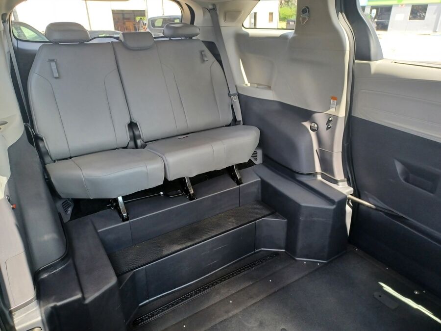 2022 Toyota Sienna XLE - Photo 18