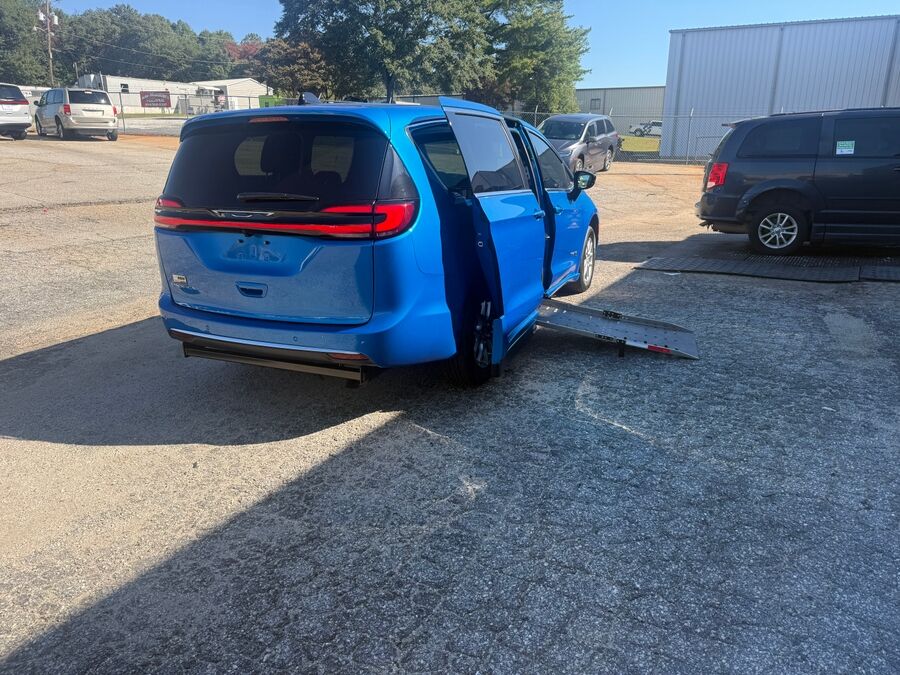 2027 Chrysler Pacifica Select - Photo 3