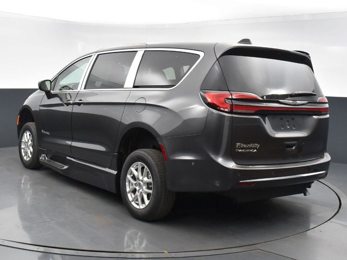 2023 Chrysler Pacifica Touring L - Photo 11