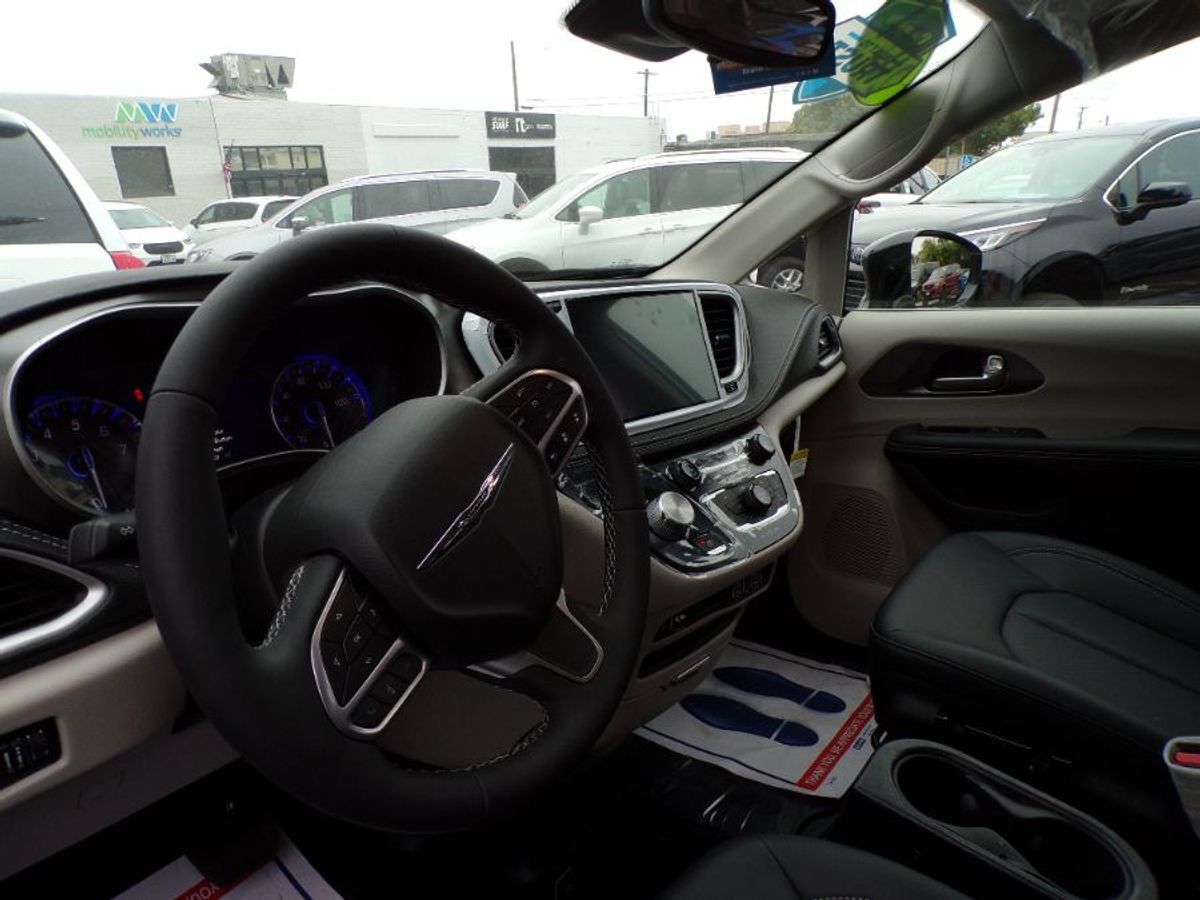 2024 Chrysler Pacifica Touring L - Photo 7