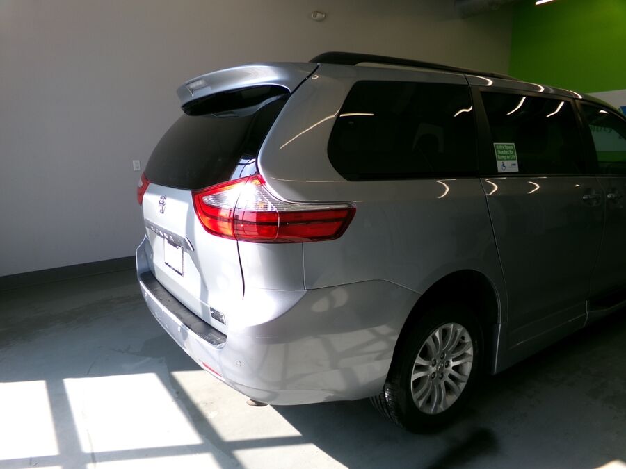 2015 Toyota Sienna XLE - Photo 14