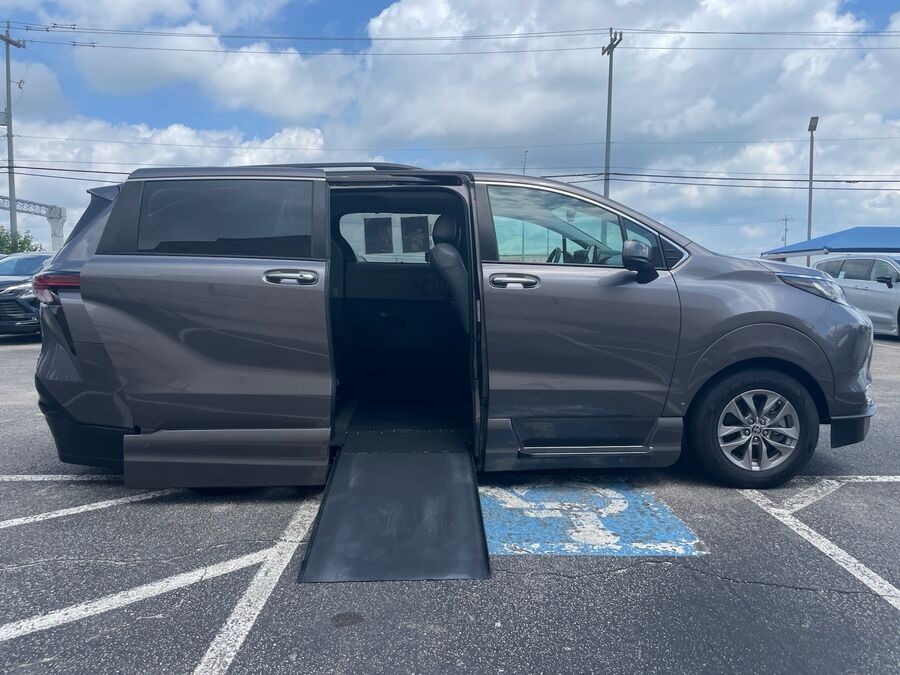 2022 Toyota Sienna XLE - Photo 10