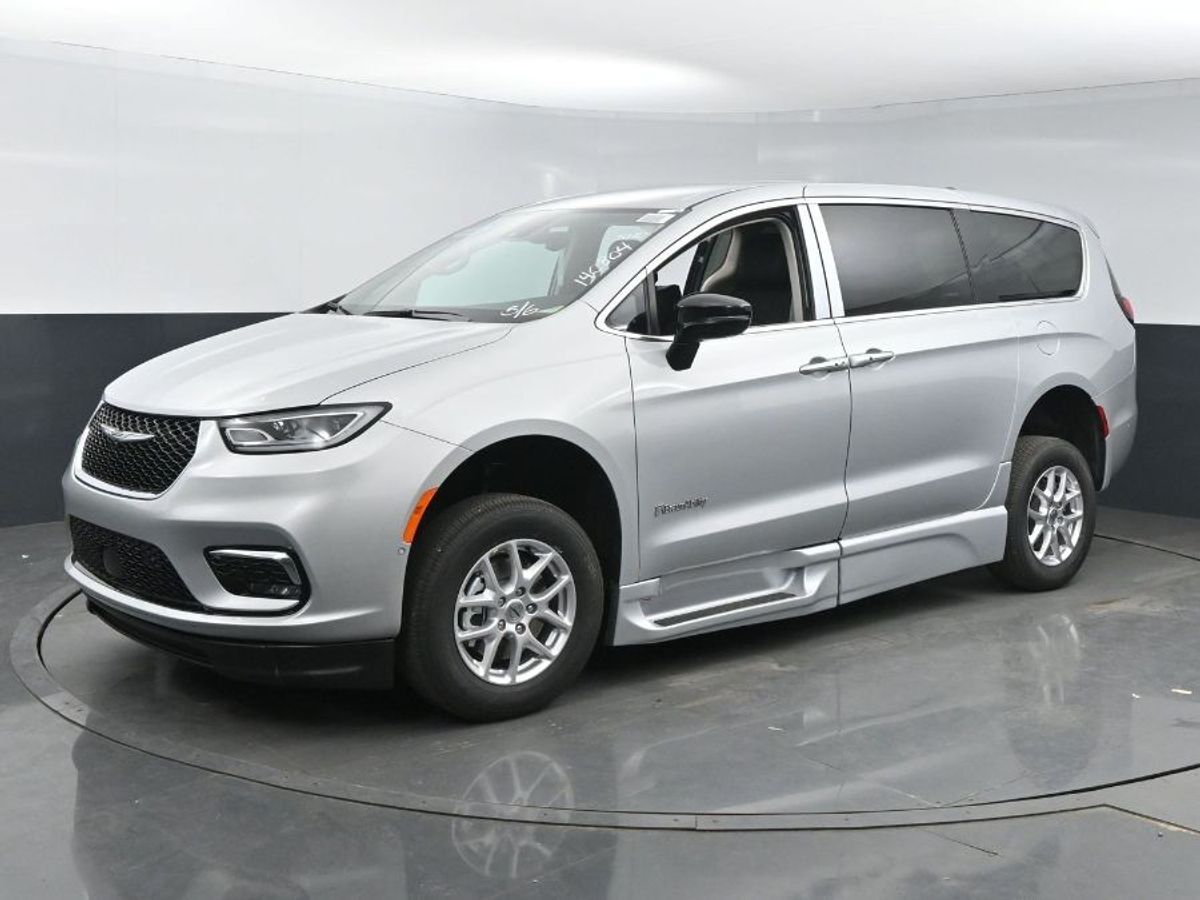 2024 Chrysler Pacifica Touring L - Photo 21