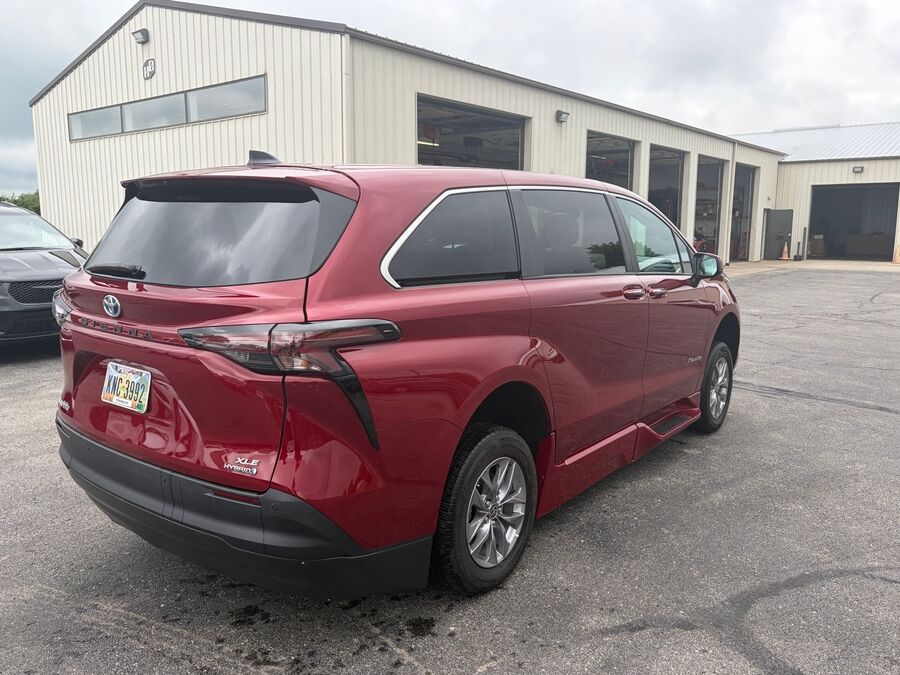 2024 Toyota Sienna XLE - Photo 10