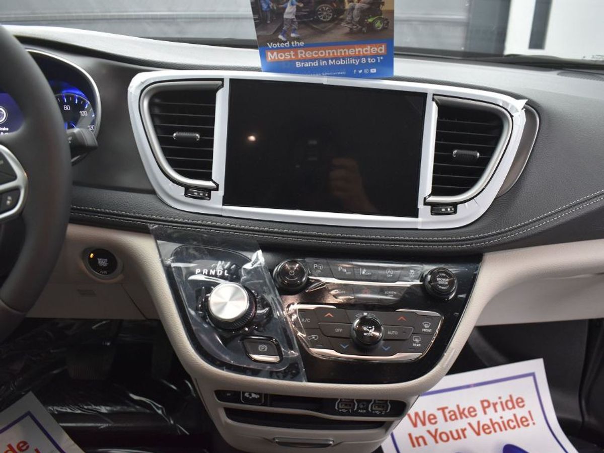 2024 Chrysler Pacifica Touring L - Photo 8