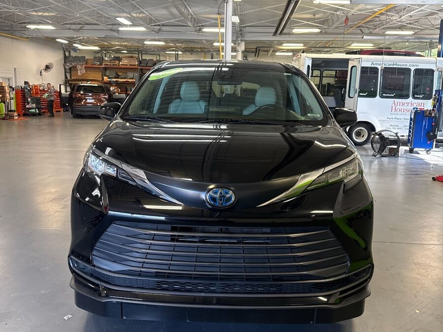 2022 Toyota Sienna LE - Photo 2
