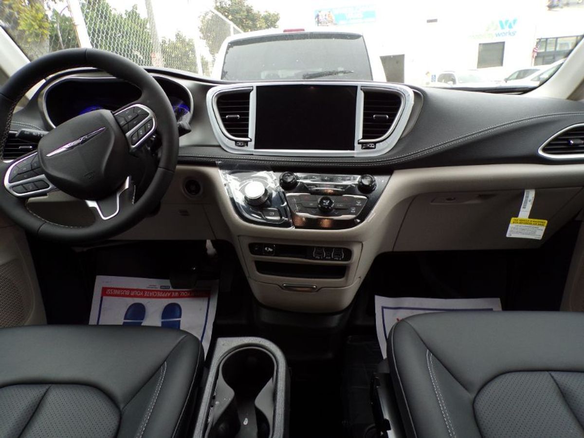 2024 Chrysler Pacifica Touring L - Photo 11