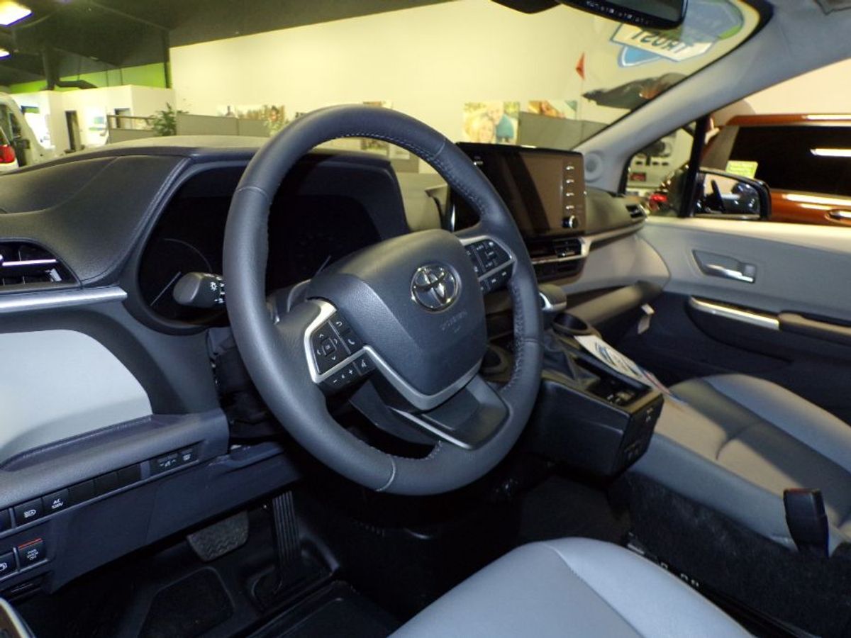 2024 Toyota Sienna XLE - Photo 10